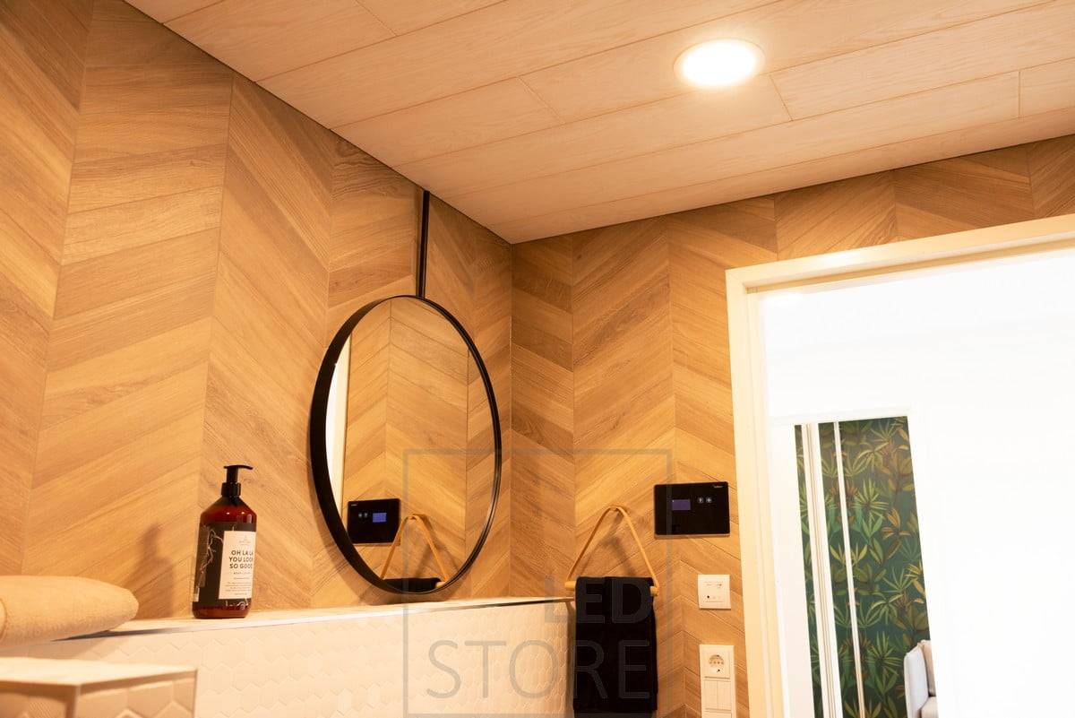 Moderní plafón příjemně osvětluje koupelnu rovnoměrným světlem a díky svému minimalistickému designu nepoutá příliš pozornosti. Ledstore.fi